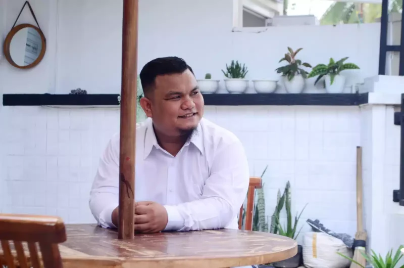 Keterangan foto : Edis Galingging saat dijumpai di salah satu kedai kopi saat berkumpul dengan para anggota Forum Tokoh Pemuda Siantar, Sabtu (9/3/2024) 