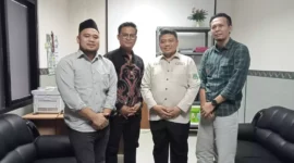 Keterangan foto : Jajaran Pengurus DPN Gema Kosgoro dan Kepanitian Kongres ke 10 Gema Kosgoro yang dipimpin Plt Ketua Umum Gema Kosgoro Saudara Egi Hendrawan Bersilaturahmi serta Melaporkan Kegiatan salah satu nya kepada Dinas ESDM Provinsi Banten, Sabtu (9/3/2024) 