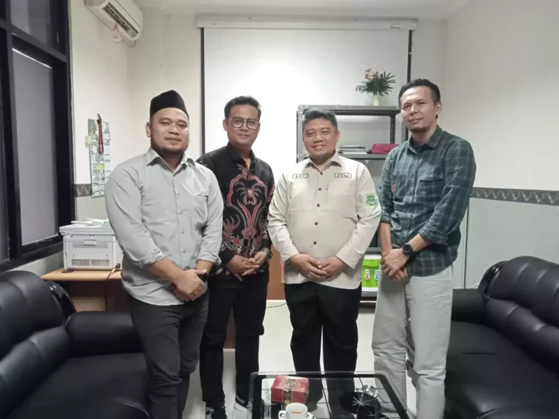 Keterangan foto : Jajaran Pengurus DPN Gema Kosgoro dan Kepanitian Kongres ke 10 Gema Kosgoro yang dipimpin Plt Ketua Umum Gema Kosgoro Saudara Egi Hendrawan Bersilaturahmi serta Melaporkan Kegiatan salah satu nya kepada Dinas ESDM Provinsi Banten, Sabtu (9/3/2024) 