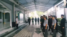 Keterangan foto : Kalapas Cirebon Pimpin Apel Serah Terima Regu Jaga Sekaligus Pantau Tugas di Hari Nyepi, (Senin, 11/3/2024) 