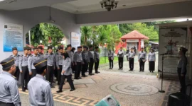 Keterangan foto : kalapas Cirebon Yan Rusmanto Bertindak Sebagai Pembina Apel Perdana bulan Ramadhan 1445 H, (Selasa, 12/3/2024) 