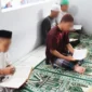Keterangan foto : Warga Binaan Lapas Cirebon Manfaatkan Waktu Ramadhan dengan Tadarus Al-Quran, (Kamis, 14/3/2024) 