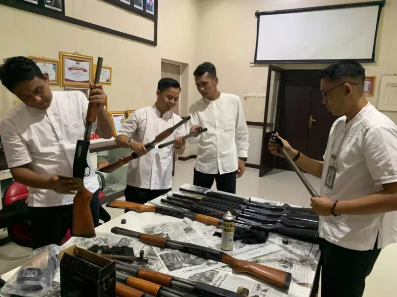 Keterangan foto : Petugas Lapas Cirebon Lakukan Stock Opname dan Pemeliharaan Rutin Senjata Api Laras Panjang, (Jum'at, 15/3/2024) 