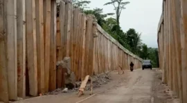 Keterangan foto : Proyek jalan milik Dinas PUPR Provinsi Banten jadi sorotan, Sabtu (16/3/2024) 