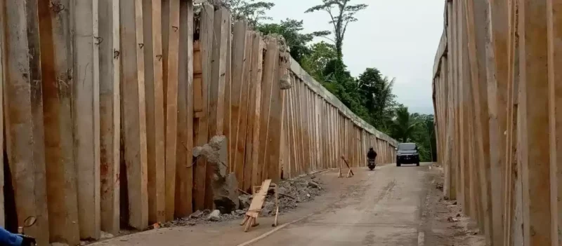 Keterangan foto : Proyek jalan milik Dinas PUPR Provinsi Banten jadi sorotan, Sabtu (16/3/2024) 