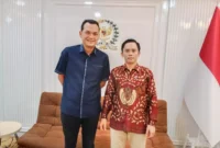 Keterangan foto : Martin Manurung Anggota DPR-RI Fraksi Nasdem Dapil Sumut II menerima kedatangan Fedirman Laia (Pengurus Pusat GMKI) di ruang Kerjanya, Jumat (15/3/2024)