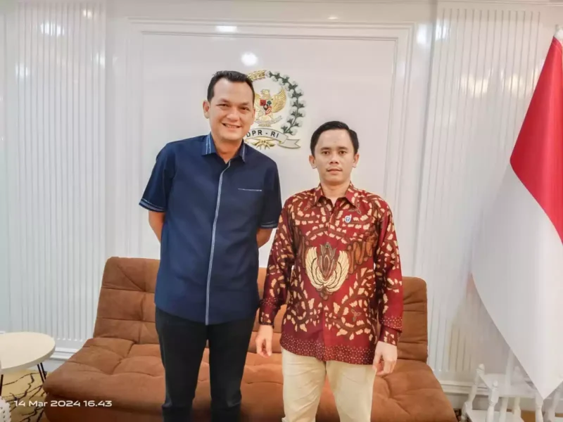 Keterangan foto : Martin Manurung Anggota DPR-RI Fraksi Nasdem Dapil Sumut II menerima kedatangan Fedirman Laia (Pengurus Pusat GMKI) di ruang Kerjanya, Jumat (15/3/2024) 
