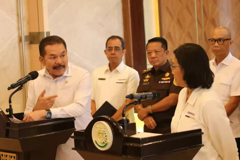 Keterangan foto : Menteri Keuangan (Menkeu) Sri Mulyani menemui Jaksa Agung, ST Burhanuddin di Kantor Kejaksaan Agung (Kejagung) Jakarta, Senin (18/3/2024).