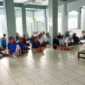 Keterangan foto : Warga binaan lapas Cirebon manfaatkan waktu mengikuti kultum Ramadhan jelang berbuka, (Rabu, 20/3/2024) 