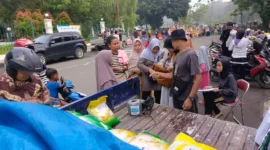 Keterangan foto : Gerakan Pangan Murah (GPM) Bulog Lebak Pandeglang di Alun alun Rangkasbitung, Jumat(22/3/2024) 