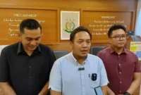 Keterangan foto : Kasie Intel Kejari Jakarta Barat, Lingga Nuarie mengatakan, tersangka dengan inisial RW (53) telah buron sejak tahun 2015.