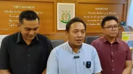 Keterangan foto : Kasie Intel Kejari Jakarta Barat, Lingga Nuarie mengatakan, tersangka dengan inisial RW (53) telah buron sejak tahun 2015.