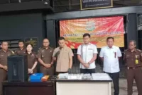 Kejaksaan Negeri (Kejari) Jakarta Pusat melaksanakan pemusnahan uang dolar Amerika Serikat (AS) sebanyak 25 pack pecahan 100 dan emas palsu, Kamis (28/3/2024)