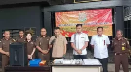 Kejaksaan Negeri (Kejari) Jakarta Pusat melaksanakan pemusnahan uang dolar Amerika Serikat (AS) sebanyak 25 pack pecahan 100 dan emas palsu, Kamis (28/3/2024) 