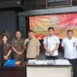 Kejaksaan Negeri (Kejari) Jakarta Pusat melaksanakan pemusnahan uang dolar Amerika Serikat (AS) sebanyak 25 pack pecahan 100 dan emas palsu, Kamis (28/3/2024) 