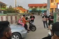 Keterangan foto : Menjelang waktu berbuka puasa, Tim Teman Ngopi H. Kholid Ismail, membagikan takjil di Jalan Tanjung Pasir, Kamis (28/3/2024)