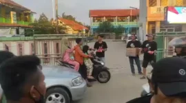 Keterangan foto : Menjelang waktu berbuka puasa, Tim Teman Ngopi H. Kholid Ismail, membagikan takjil di Jalan Tanjung Pasir, Kamis (28/3/2024) 