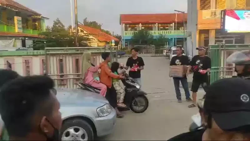 Keterangan foto : Menjelang waktu berbuka puasa, Tim Teman Ngopi H. Kholid Ismail, membagikan takjil di Jalan Tanjung Pasir, Kamis (28/3/2024) 