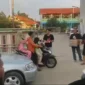 Keterangan foto : Menjelang waktu berbuka puasa, Tim Teman Ngopi H. Kholid Ismail, membagikan takjil di Jalan Tanjung Pasir, Kamis (28/3/2024) 