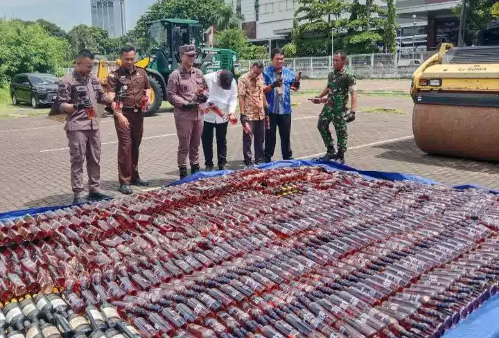 Kejari Jakarta Pusat Musnahkan Barang Bukti Narkoba dan Ribuan Botol Miras I Teras Media