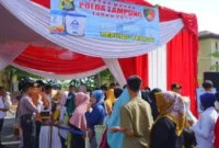 Ratusan emak-emak berkumpul di lapangan Mapolda Lampung rela mengantre mendapatkan beras Stabilisasi Pasokan dan Harga Pangan (SPHP) Bulog dan kebutuhan pokok murah lainnya, Kamis (7/3/2024).