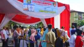 Ratusan emak-emak berkumpul di lapangan Mapolda Lampung rela mengantre mendapatkan beras Stabilisasi Pasokan dan Harga Pangan (SPHP) Bulog dan kebutuhan pokok murah lainnya, Kamis (7/3/2024).