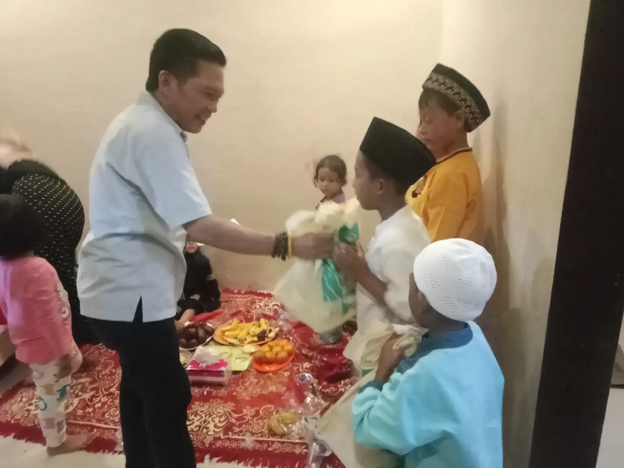 Mata Hukum berbagi bareng anak yatim di lebak