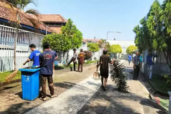 Warga Binaan Lapas Cirebon Produktif Bersihkan Area Lapas di Bulan yang Suci