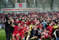 Keterangan foto : Tim Nasional Indonesia U-23 beserta Pelatih dan staf jajaran official Timnas berselebrasi usai kalahkan korea Selatan lewat adu penalti, (Jumat, 26/4/2024)