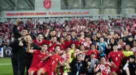 Keterangan foto : Tim Nasional Indonesia U-23 beserta Pelatih  dan staf jajaran official Timnas berselebrasi usai kalahkan korea Selatan lewat adu penalti, (Jumat, 26/4/2024) 