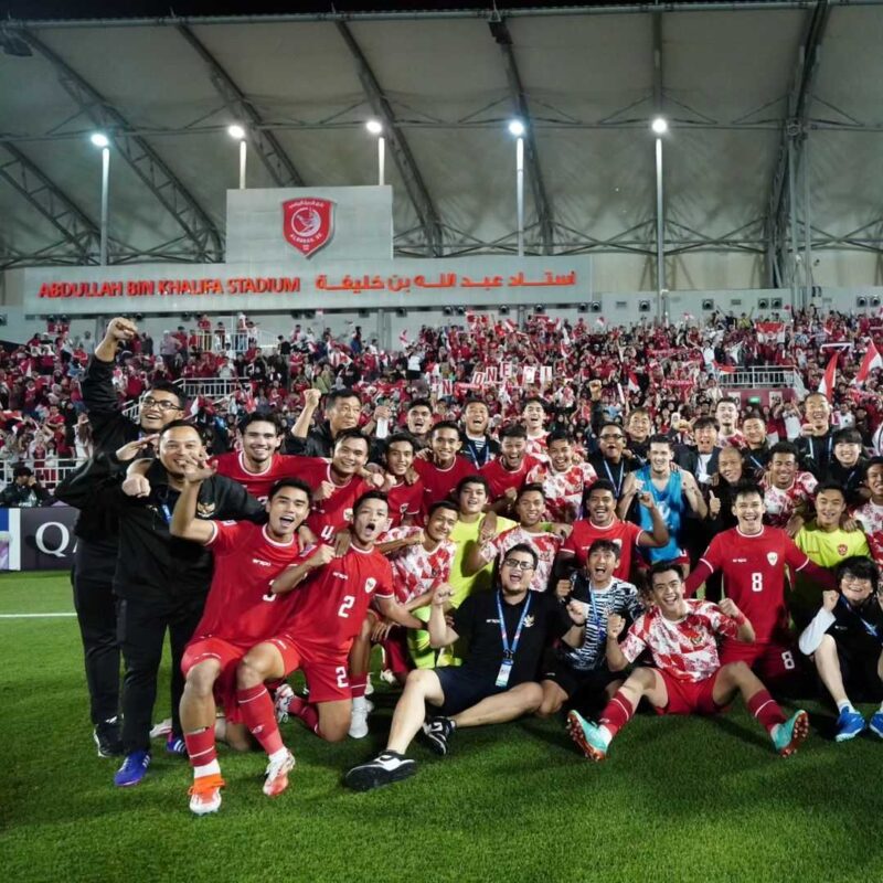 Keterangan foto : Tim Nasional Indonesia U-23 beserta Pelatih  dan staf jajaran official Timnas berselebrasi usai kalahkan korea Selatan lewat adu penalti, (Jumat, 26/4/2024) 