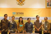 Deputi Kerjasama Internasional BNPT, Andhika Chrisnayudhanto (ketiga dari kanan) bersama Direktur Setara Institute, Halili Hasan dan beberapa pejabat Kemendagri, Perwakilan Akademisi, dan dari Harmoni Project, usai penandatanganan komitmen 13 perwakilan daerah untuk adopsi RAD PE.