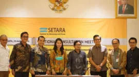 Deputi Kerjasama Internasional BNPT, Andhika Chrisnayudhanto (ketiga dari kanan) bersama Direktur Setara Institute, Halili Hasan dan beberapa pejabat Kemendagri, Perwakilan Akademisi, dan dari Harmoni Project, usai penandatanganan komitmen 13 perwakilan daerah untuk adopsi RAD PE.