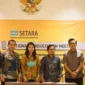 Deputi Kerjasama Internasional BNPT, Andhika Chrisnayudhanto (ketiga dari kanan) bersama Direktur Setara Institute, Halili Hasan dan beberapa pejabat Kemendagri, Perwakilan Akademisi, dan dari Harmoni Project, usai penandatanganan komitmen 13 perwakilan daerah untuk adopsi RAD PE.