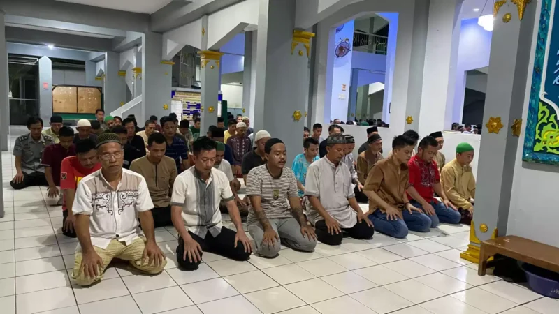 Keterangan foto : Warga Binaan lapas Cirebon giat beribadah kejar malam lailatul qadar, (Rabu, 3/4/2024) 