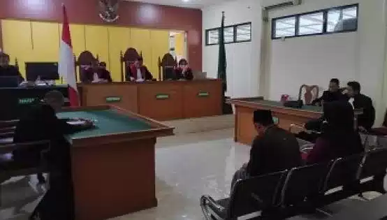 Keterangan foto : tiga terdakwa jaringan Internasional kasus sabu-sabu seberat 15 Kg, bisa lolos dari hukuman mati. Pasalnya, Majelis Hakim yang diketuai Chairil Anwar dalam persidangan di Pengadilan Negeri Palu, Rabu (20/3/2024)