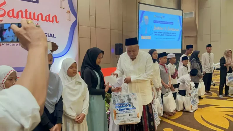 Keterangan foto : Kegiatan buka puasa dan santunan berlangsung di Grand Mercure Mirama, Jalan Raden Panji, Kota Malang, Jawa Timur, Sabtu (6/4).