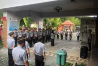 Keterangan foto : Kepala Lapas Cirebon Yan Rusmanto Berikan arahan langsung saat Apel Pagi , (Senin, 8/4/2024) 
