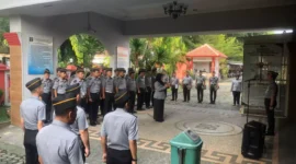 Keterangan foto : Kepala Lapas Cirebon Yan Rusmanto Berikan arahan langsung saat Apel Pagi , (Senin, 8/4/2024) 