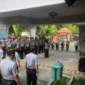 Keterangan foto : Kepala Lapas Cirebon Yan Rusmanto Berikan arahan langsung saat Apel Pagi , (Senin, 8/4/2024) 