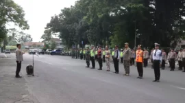 Keterangan foto : Kapolres Lebak AKBP Suyono SIK Pimpin Langsung Apel PAM Persiapan Malam Takbir di Alun-alun Rangkasbitung, (Selasa, 9/4/2024) 