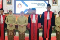 Keterangan foto : Ketua Pengadilan Tinggi (KPT) DKI Jakarta Dr. H. Herry Swantoro, SH, MH melaksanakan pelantikan dan mengambilan sumpah jabatan serta menyaksikan serah terima jabatan Ketua Pengadilan Negeri (KPN) Jakarta Pusat, Selasa (16/4/2024)