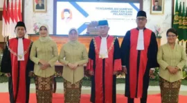 Keterangan foto : Ketua Pengadilan Tinggi (KPT) DKI Jakarta Dr. H. Herry Swantoro, SH, MH melaksanakan pelantikan dan mengambilan sumpah jabatan serta menyaksikan serah terima jabatan Ketua Pengadilan Negeri (KPN) Jakarta Pusat, Selasa (16/4/2024)