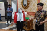 Keterangan foto : lagi tersangka kasus dugaan korupsi penjualan aset Asrama Mahasiswa di Yogyakarta, EM (notaris di Palembang), di tahan Kejaksaan, Sabtu (20/4/2024)