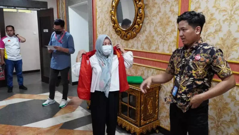 Keterangan foto : lagi tersangka kasus dugaan korupsi penjualan aset Asrama Mahasiswa di Yogyakarta, EM (notaris di Palembang), di tahan Kejaksaan, Sabtu (20/4/2024) 