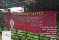 Keterangan foto : Spanduk Tolak Kenaikan Harga BBM dan Listrik Beredar di Banten, Sabtu (20/4/2024)