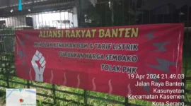Keterangan foto : Spanduk Tolak Kenaikan Harga BBM dan Listrik Beredar di Banten, Sabtu (20/4/2024) 