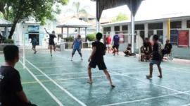 Keterangan foto : Pegawai dan Warga Binaan Lapas Cirebon Ikuti Pertandingan Badminton, (Senin, 22/4/2024) 