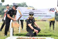Keterangan foto : Kepala Kantor Wilayah Kementerian Hukum dan HAM Jawa Barat, Masjuno Tabur bunga di Makam pahlawan Cikutra Bandung, (Kamis, 25/4/2024)