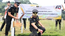 Keterangan foto : Kepala Kantor Wilayah Kementerian Hukum dan HAM Jawa Barat, Masjuno Tabur bunga di Makam pahlawan Cikutra Bandung, (Kamis, 25/4/2024) 